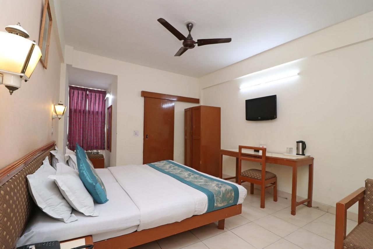 Oyo 1822 Hotel Ambassador Dehradun Bagian luar foto