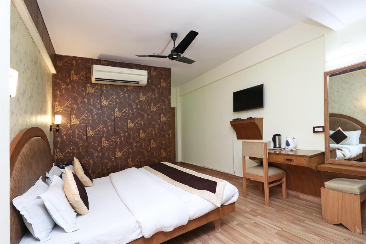 Oyo 1822 Hotel Ambassador Dehradun Bagian luar foto