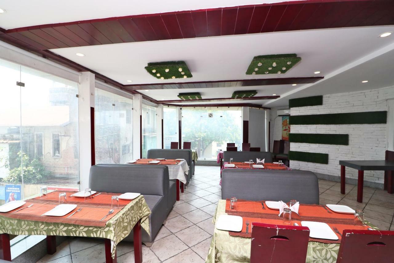 Oyo 1822 Hotel Ambassador Dehradun Bagian luar foto